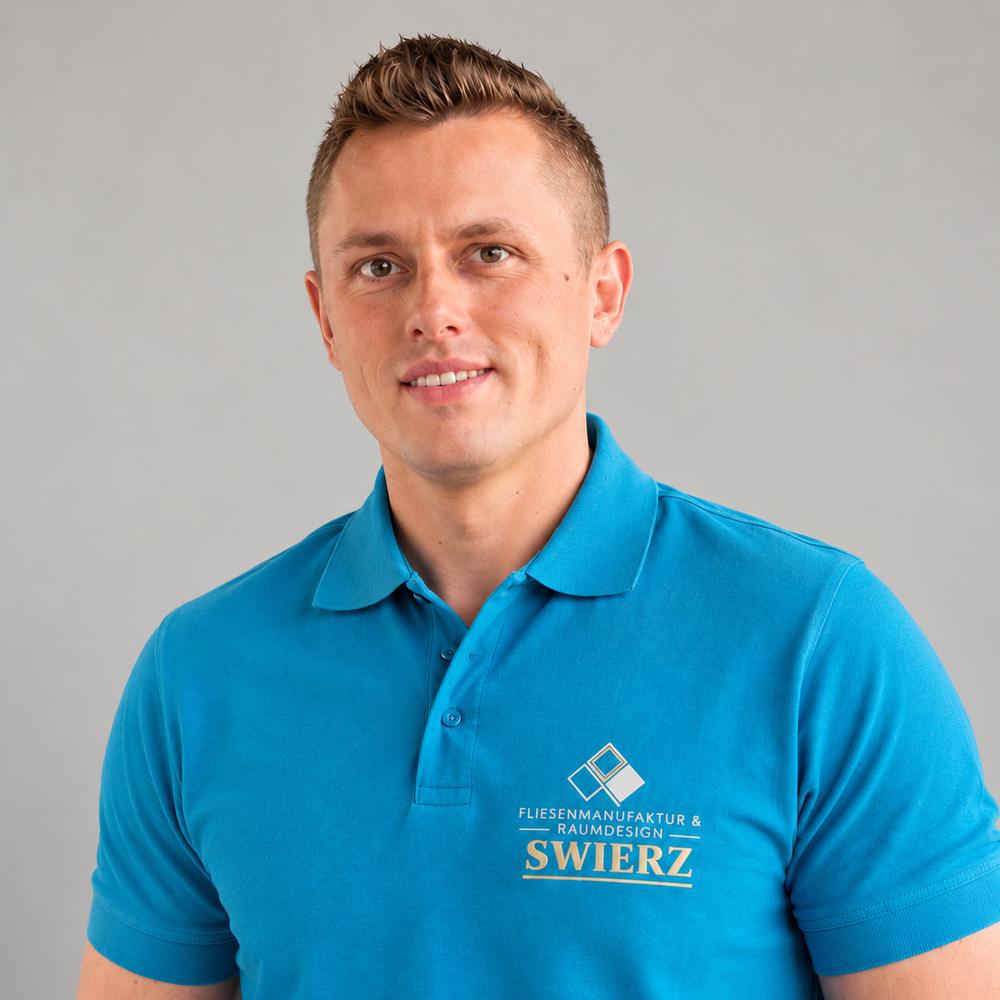 Daniel Swierz in einem Poloshirt mit dem Swierz-Logo