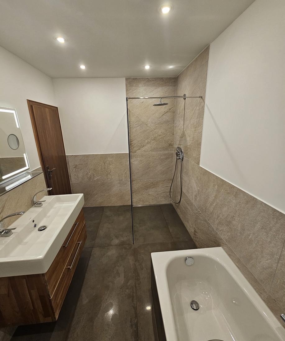 Walk-in-Dusche mit Wandfliesen in Natursteinoptik