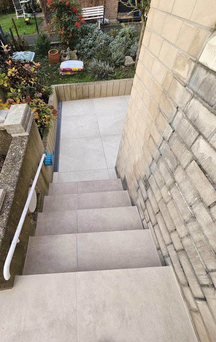 Außentreppe und Terrasse mit großformatigen Platten und Entwässerungsrinne