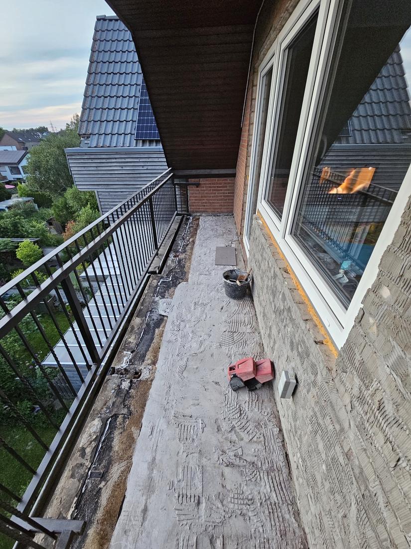 Balkon mit freigelegtem Untergrund vor der Sanierung